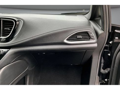 Used 2025 Chrysler Pacifica Limited FWD image 43