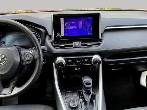 Used 2025 Toyota RAV4 XLE AWD/4WD image 11