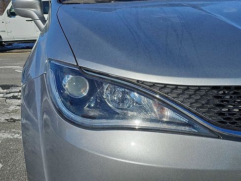 Used 2018 Chrysler Pacifica Touring-L w/ Tire & Wheel Group image 9