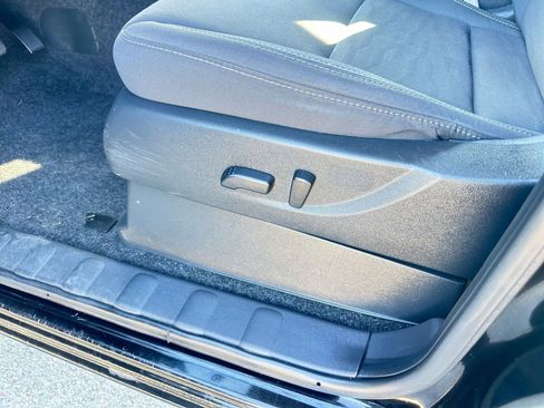 Used 2024 Nissan Frontier SV image 23