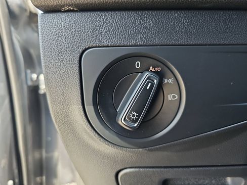 Used 2022 Volkswagen Tiguan SE FWD image 35