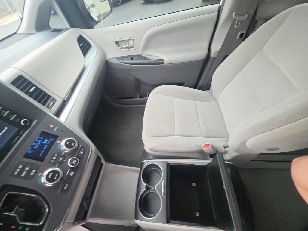 Used 2019 Toyota Sienna LE AWD/4WD image 22
