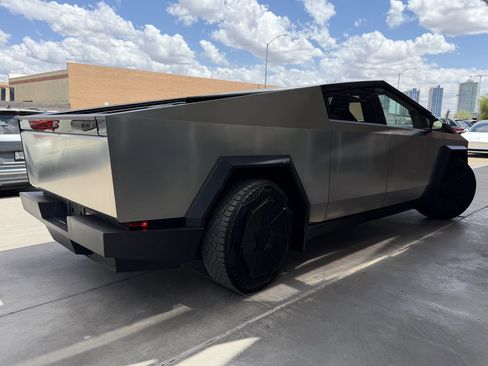 Used 2024 Tesla Cybertruck AWD Crew Cab image 4