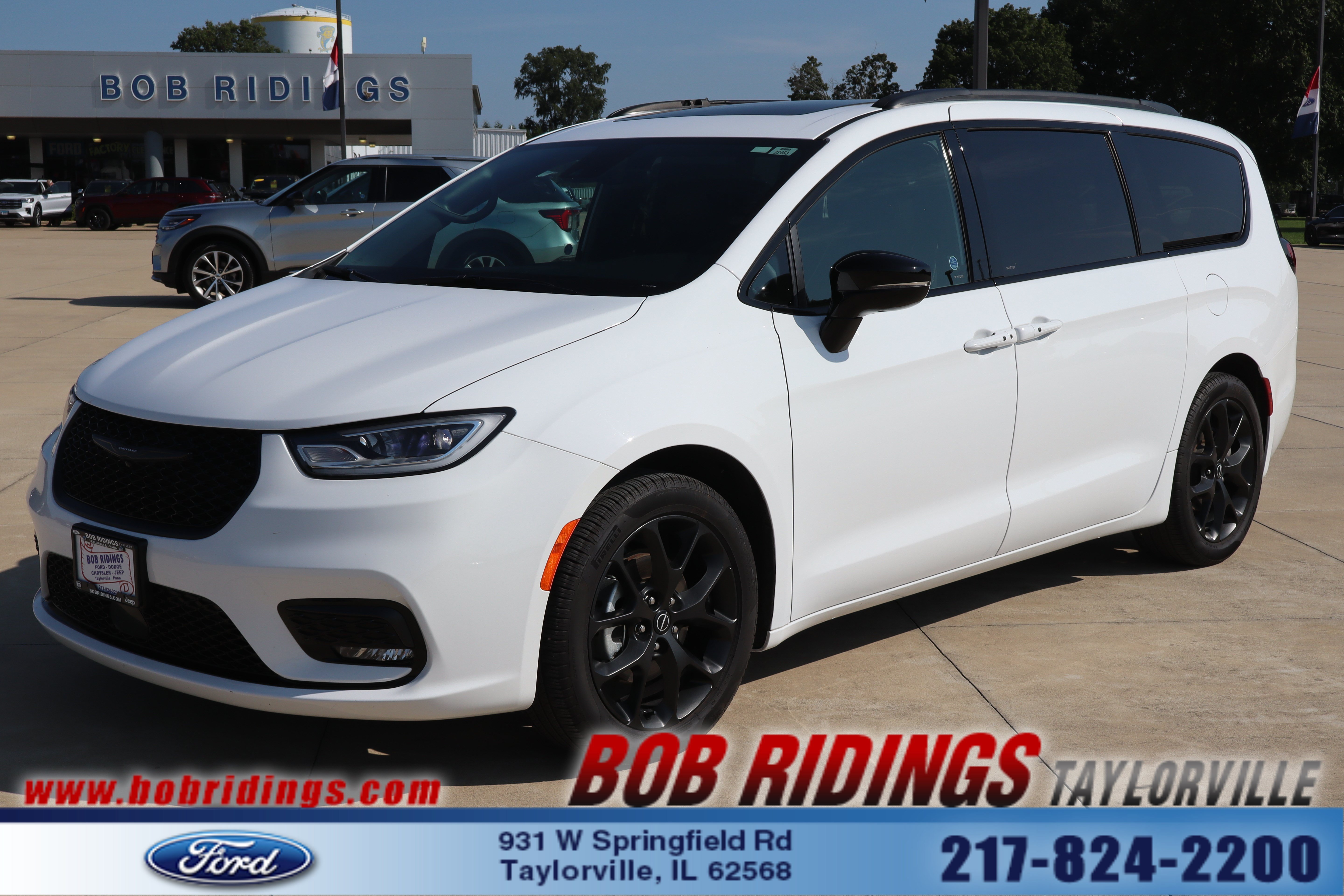 Used 2025 Chrysler Pacifica Limited FWD image 1