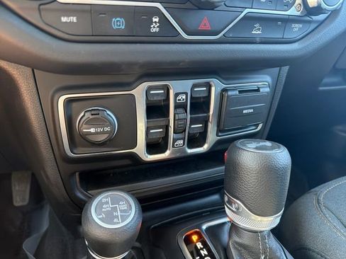 Used 2025 Jeep Wrangler Unlimited Sahara AWD/4WD image 23