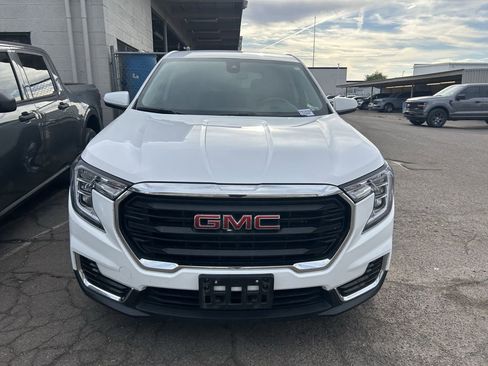 Used 2024 GMC Terrain SLE image 3