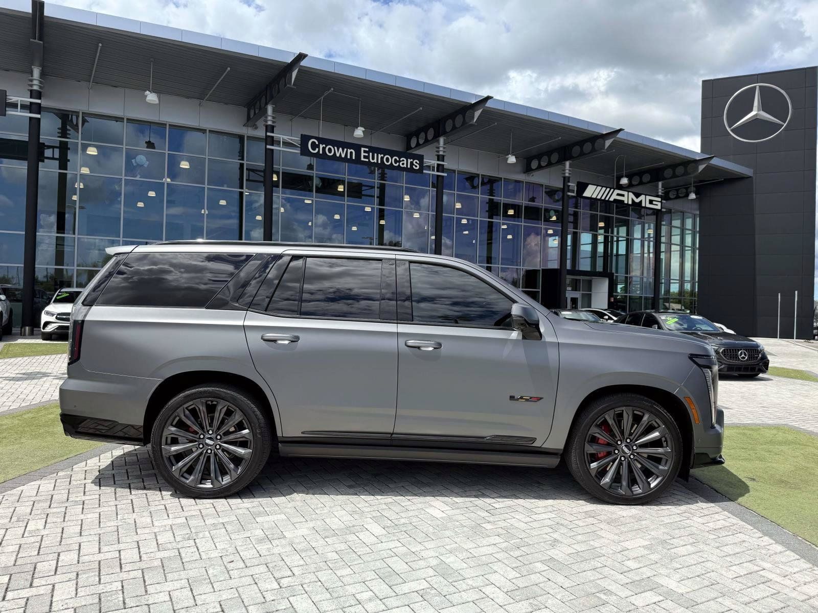 Used 2026 Cadillac Escalade V w/ LPO, Onyx Lite Package AWD/4WD image 6