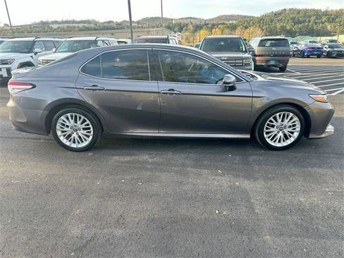 Used 2019 Toyota Camry XLE image 17