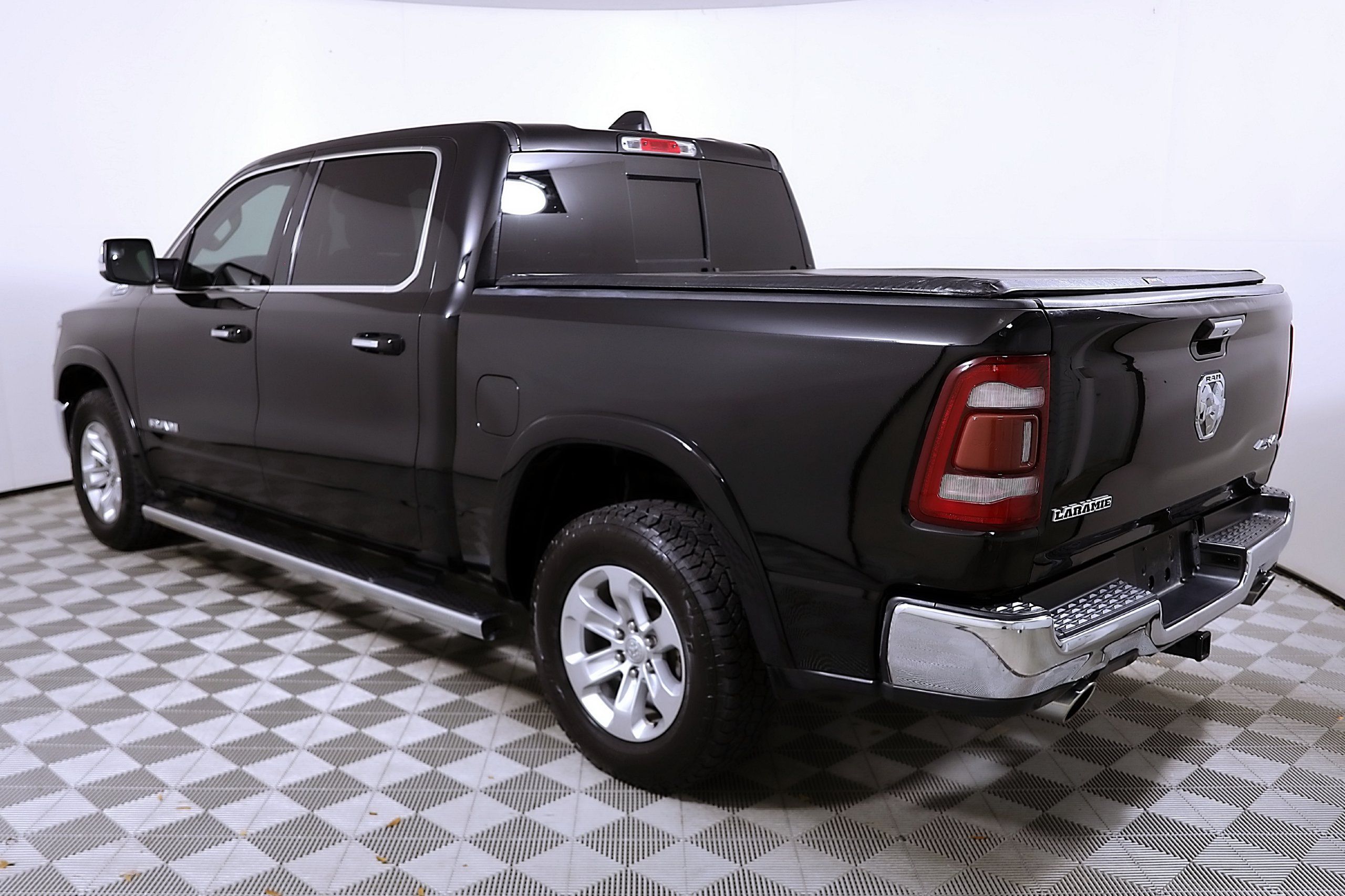 Used 2019 RAM 1500 Laramie AWD/4WD image 8