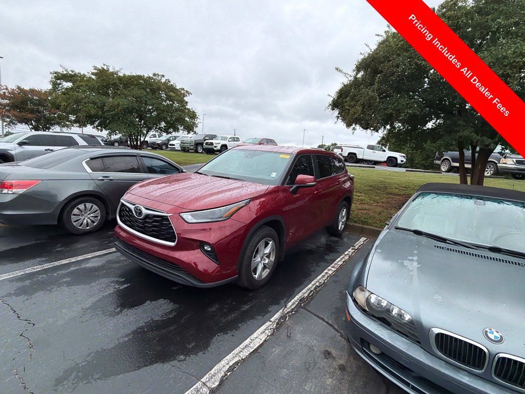 Used 2024 Toyota Highlander LE FWD image 10