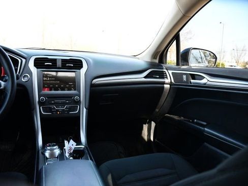 Used 2017 Ford Fusion SE w/ Fusion SE Technology Package image 18