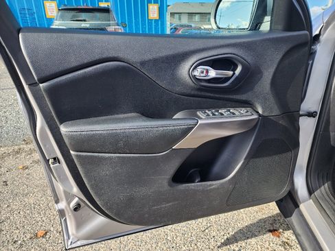 Used 2019 Jeep Cherokee Latitude Plus w/ Cold Weather Group image 10