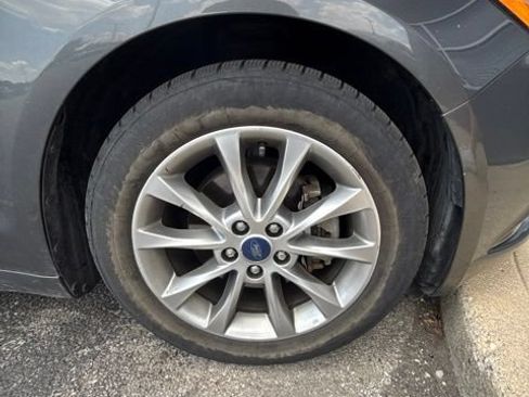 Used 2017 Ford Fusion SE w/ Fusion SE Technology Package FWD image 6