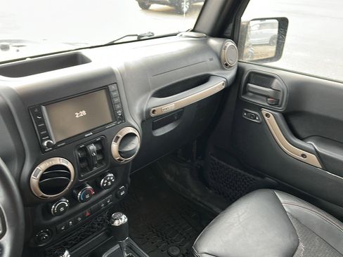 Used 2016 Jeep Wrangler Unlimited Sahara image 29