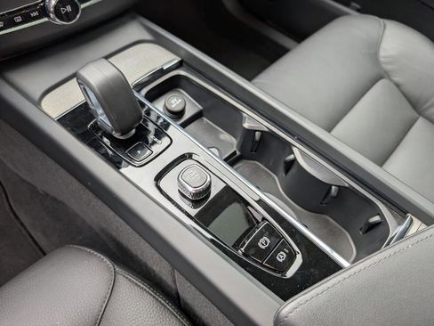 Used 2025 Volvo XC60 B5 Plus image 21