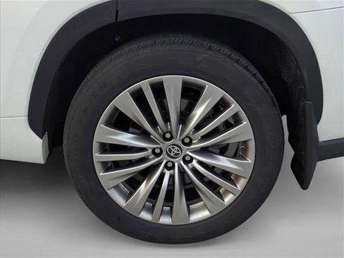 Certified 2022 Toyota Highlander Platinum image 6