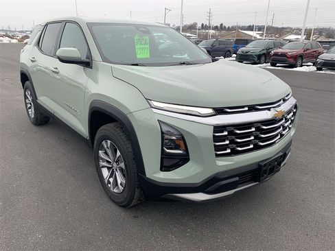 Used 2025 Chevrolet Equinox LT image 2