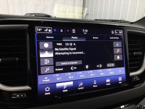 Used 2025 Chrysler Pacifica Select FWD image 13