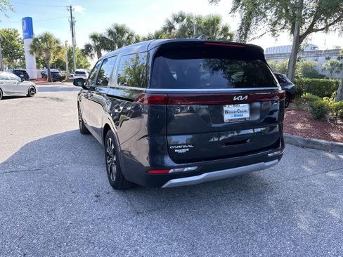 Used 2024 Kia Carnival EX FWD image 4