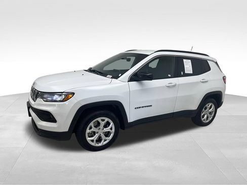 Used 2024 Jeep Compass Latitude AWD/4WD image 2