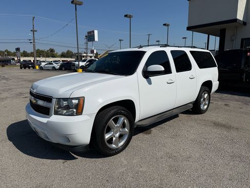 Used 2011 Chevrolet Suburban LT image 2