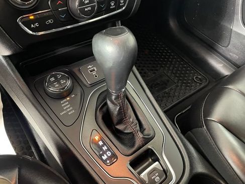 Used 2019 Jeep Cherokee Trailhawk AWD/4WD image 11