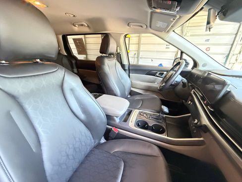 Used 2026 Kia Carnival FWD image 37