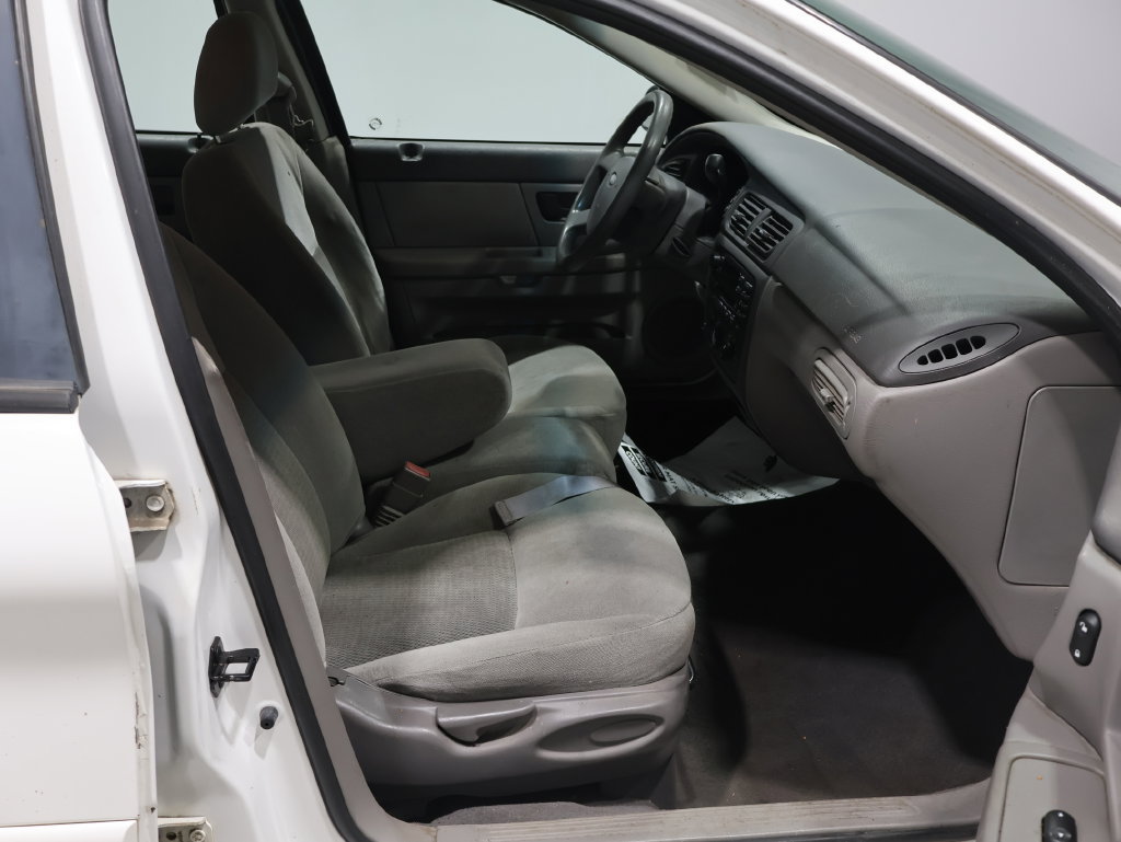 Used 2005 Ford Taurus SE FWD image 23