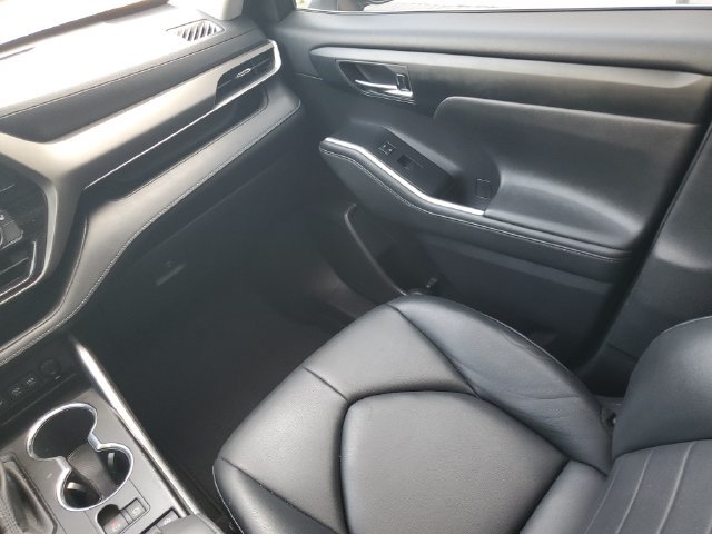 Used 2020 Toyota Highlander XLE FWD image 31