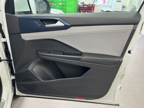 Used 2024 Volkswagen Taos SE image 18