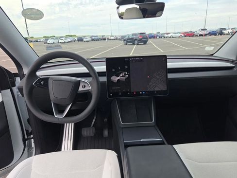 Used 2026 Tesla Model Y 2WD image 6