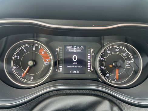 Used 2019 Jeep Cherokee Latitude Plus w/ Comfort/Convenience Group AWD/4WD image 10