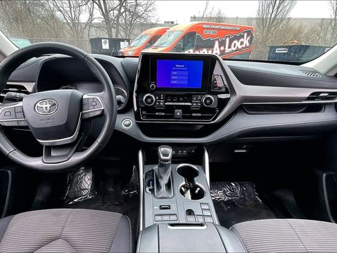 Certified 2024 Toyota Highlander LE AWD/4WD image 16