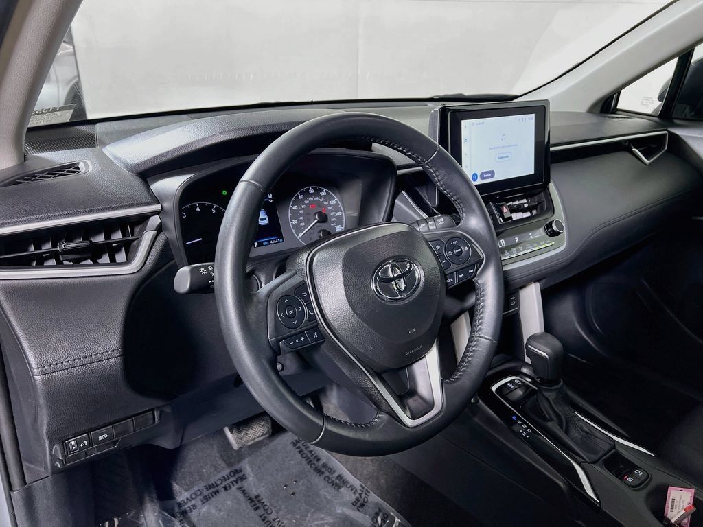 Certified 2025 Toyota Corolla Cross LE FWD image 9