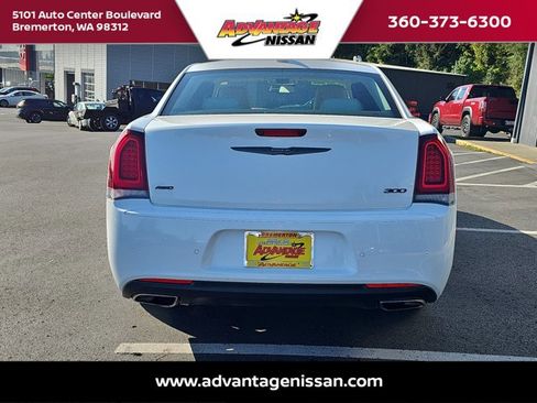 Used 2022 Chrysler 300 Touring L image 4