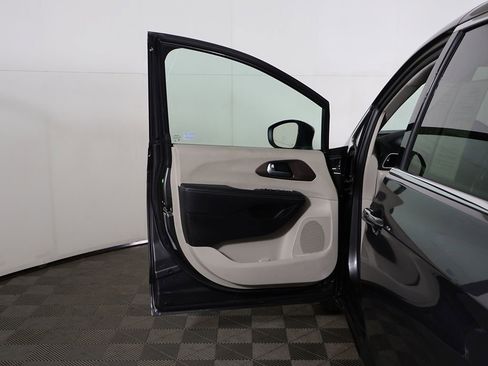 Used 2023 Chrysler Voyager LX FWD image 16