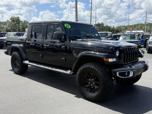 Used 2023 Jeep Gladiator Sport AWD/4WD image 2