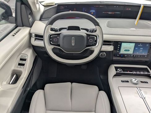New 2025 Lincoln Navigator L Reserve image 17