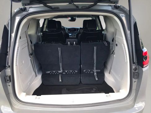 Used 2023 Chrysler Pacifica Touring-L FWD image 36