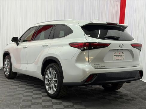 Used 2022 Toyota Highlander Limited FWD image 6