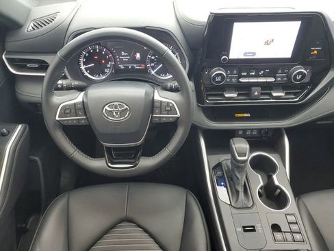 Used 2024 Toyota Highlander XSE FWD image 18