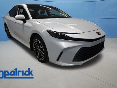 Used 2025 Toyota Camry XLE AWD/4WD image 1