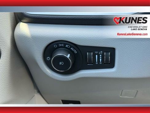 Used 2024 Chrysler Pacifica Touring-L image 22