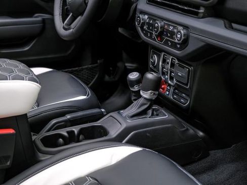 Used 2025 Jeep Wrangler Unlimited Rubicon w/ Technology Group image 39