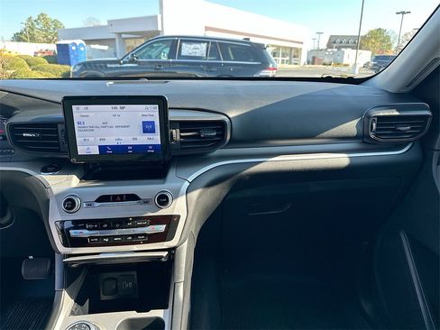 Used 2022 Ford Explorer XLT image 20