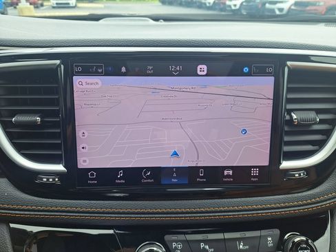 Used 2023 Chrysler Pacifica Pinnacle FWD image 15