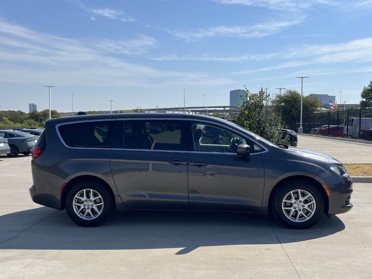 Used 2022 Chrysler Voyager LX FWD image 3