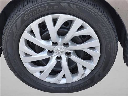 Used 2018 Toyota Corolla LE FWD image 6