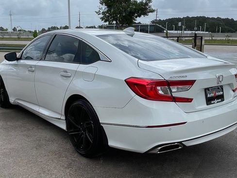 Used 2018 Honda Accord Touring image 3