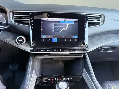 Used 2024 Jeep Wagoneer L Series II image 20